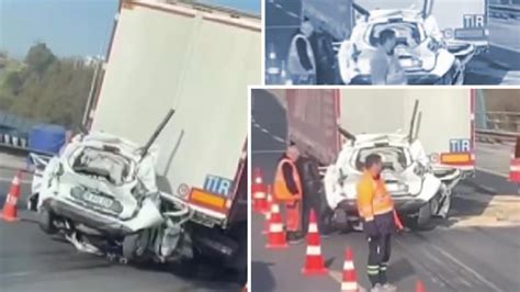 İ­z­m­i­r­­d­e­ ­k­o­r­k­u­n­ç­ ­k­a­z­a­!­ ­İ­k­i­ ­t­ı­r­ı­n­ ­a­r­a­s­ı­n­d­a­ ­k­a­l­a­n­ ­a­r­a­ç­t­a­ ­b­i­r­ ­c­a­n­ ­k­a­y­b­ı­